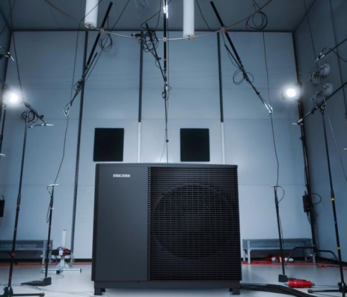 Eines der ersten Modelle der wpnext-Wärmepumpen im Schalllabor (Foto: Stiebel Eltron GmbH & Co. KG)